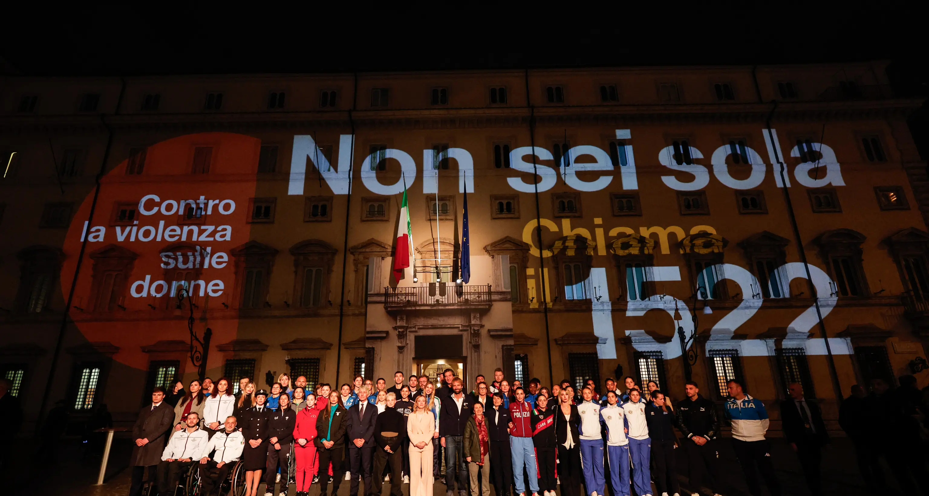 Violenza donne: slogan governo \"non sei sola, chiama il 1522\"