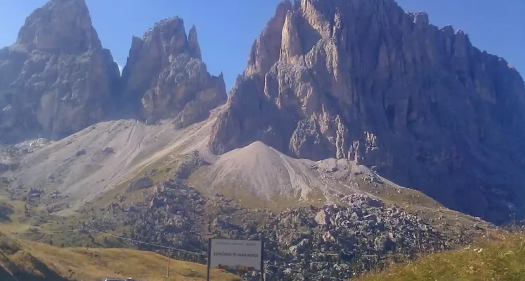L’Alpenverein: «Chiudere i passi dolomitici in alta stagione, non sono un parco avventura per motori al limite»