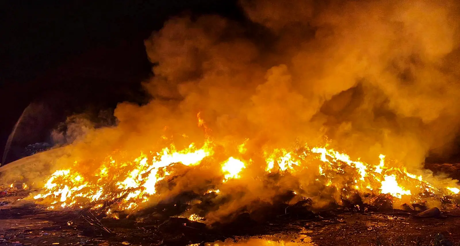 Grosso incendio nella discarica di Vadena: i vigili del fuoco al lavoro tutta la notte per spegnere le fiamme