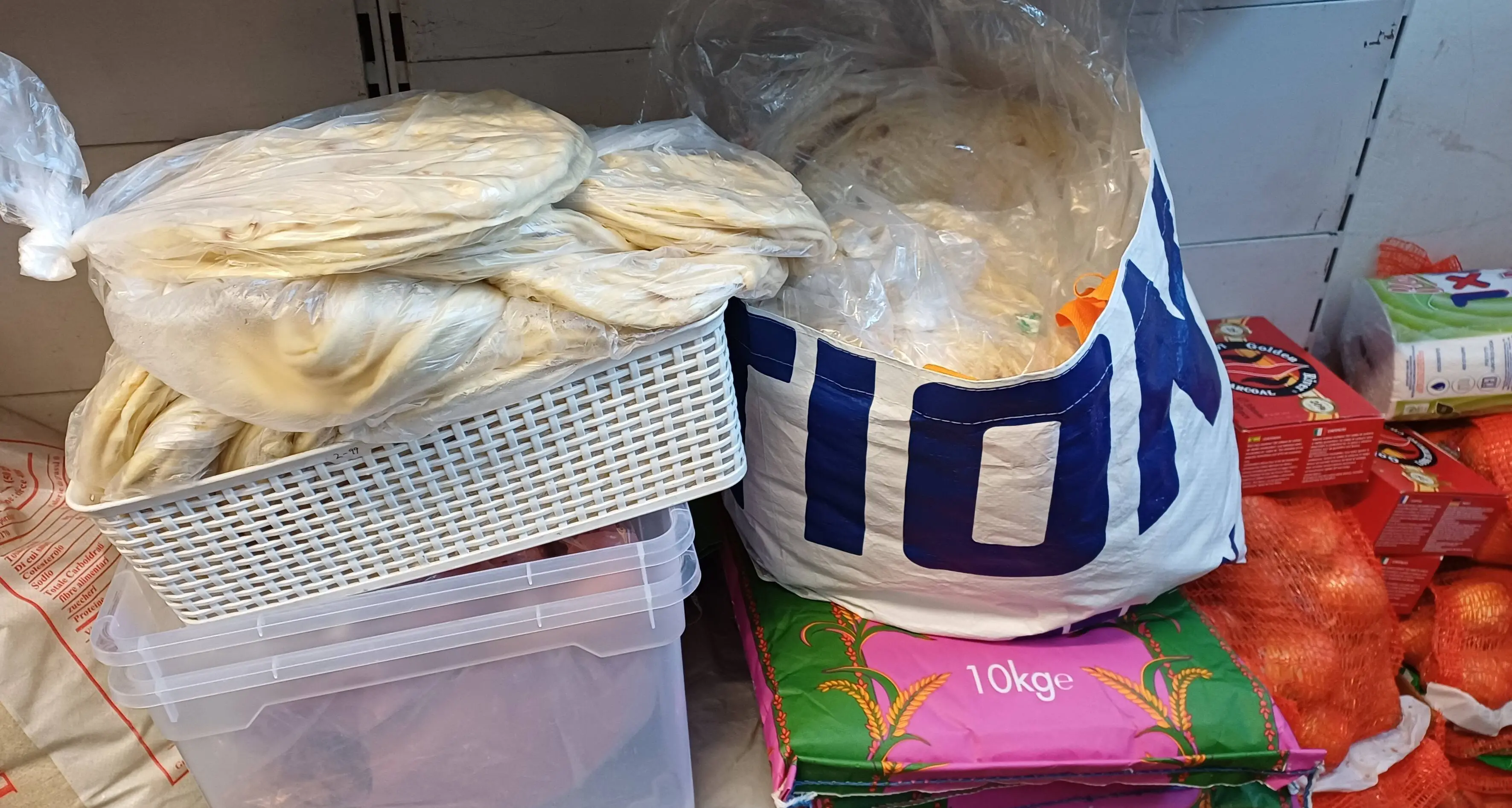 Sicurezza alimentare, la Polizia locale di Bolzano sequestra prodotti irregolari e sanziona l’esercente
