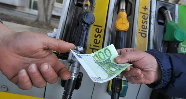 Staffler (Unione commercio): “I tir da noi non si fermano più. In Italia si perdono oltre 100 milioni di litri di rifornimenti”