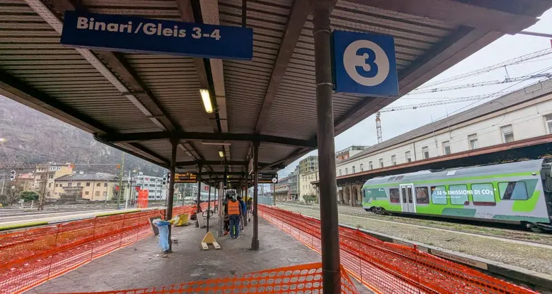 Lavori in stazione: si alzano le banchine per accedere ai treni senza barriere