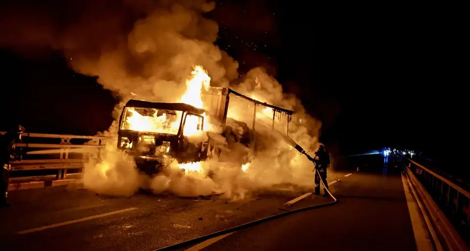 Camion prende fuoco sull’A22: in due si sono messi in salvo