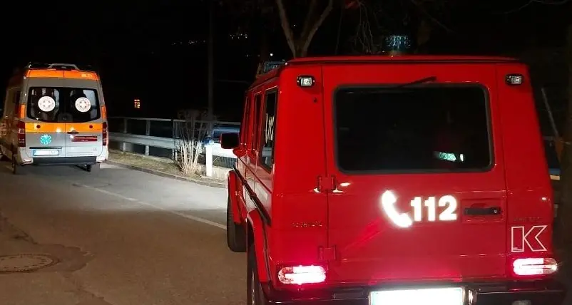 Chiusa, cade sul terrapieno e si ferisce alla testa