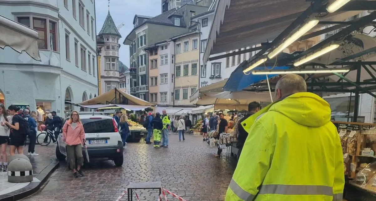 Piogge in Alto Adige, in piazza Erbe si rompe una tubatura: Seab al lavoro
