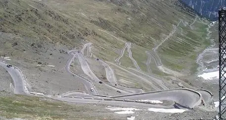 Controlli stradali rafforzati sui passi dolomitici, ci saranno anche i fonometri contro l’inquinamento acustico