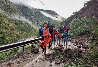 Nepal, il bilancio dei morti sale a 734, i dispersi sono 2.498