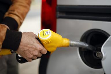In Francia c'è chi risparmia allungando la benzina con l'etanolo