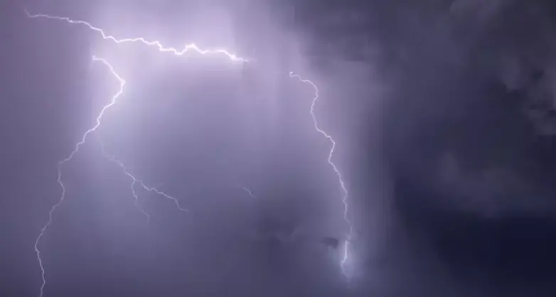 Ieri 6.200 fulmini in un solo giorno in Alto Adige: ecco come comportarsi in caso di temporali in montagna