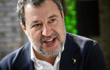 Salvini, maggiore libertà d'azione alle forze dell'ordine su idranti a taser