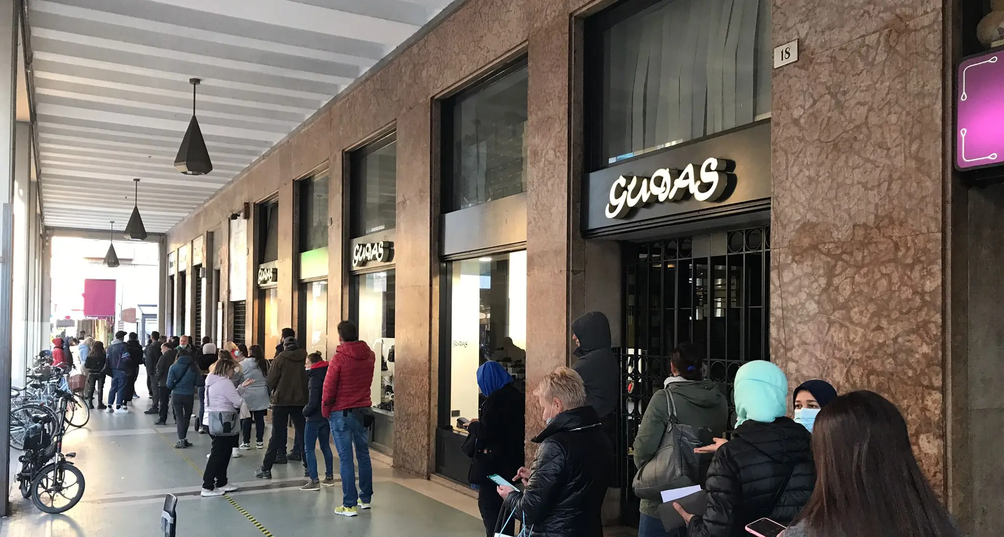 A Bolzano assalto alle farmacie nel primo giorno di Green Pass