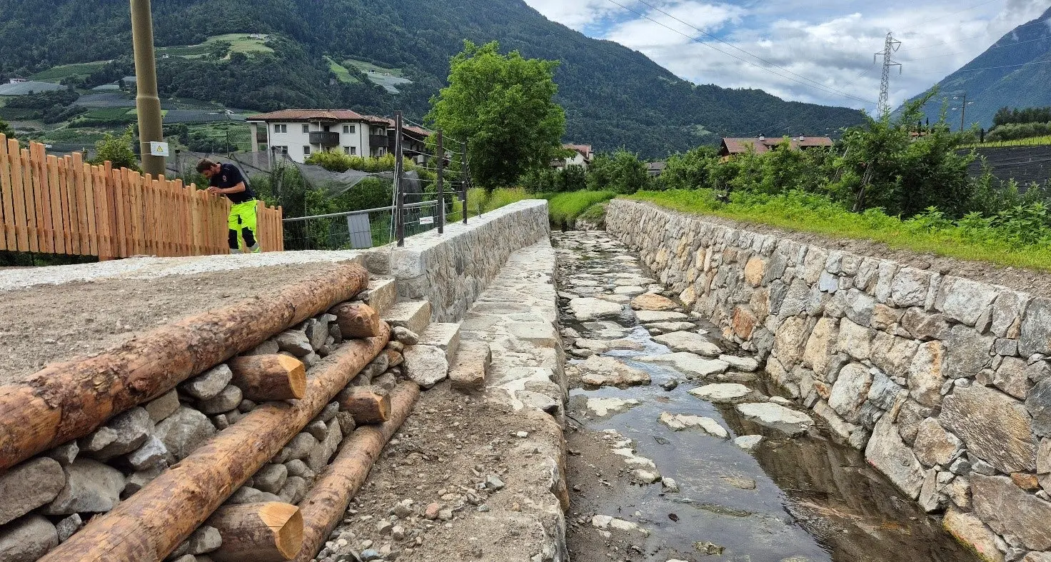 Torrente Mühl, ripresi i lavori di ampliamento dell’alveo e innalzamento degli argini