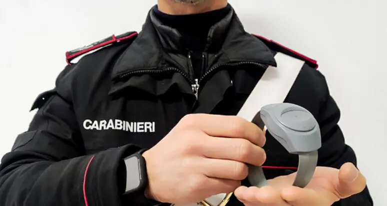 Brunico, aggredisce la sorella e la madre con un forcone da cucina: arresto e braccialetto elettronico