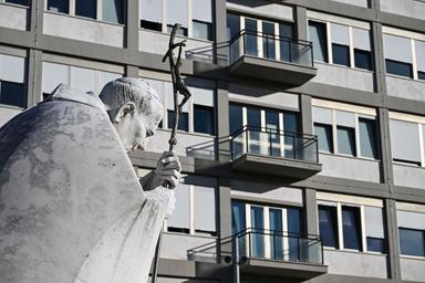 Parolin, se il Papa starà meglio farà l'Angelus dal Gemelli