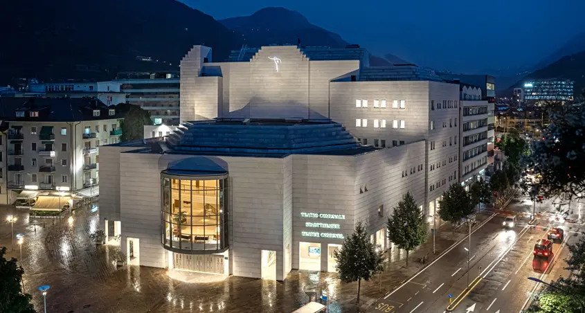 Covid, anche Bolzano partecipa a “Facciamo luce sul teatro!”
