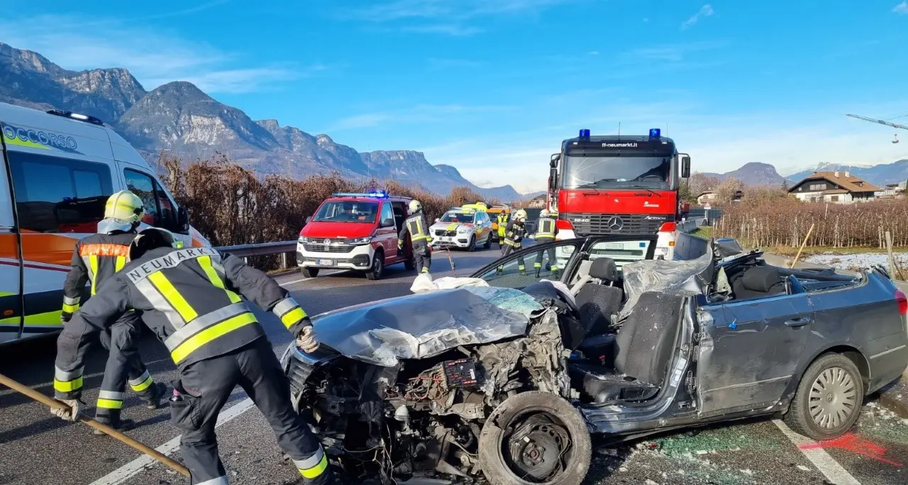 Egna, macchina contro camion: grave l’automobilista