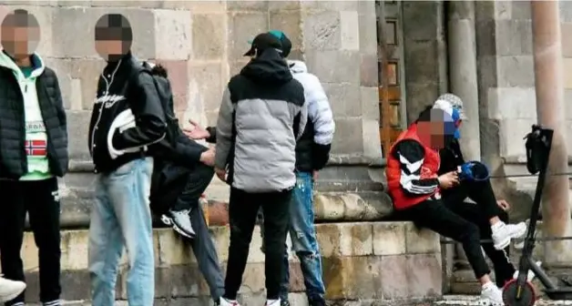 Lo spaccio davanti al Duomo. «Degrado fuori controllo»