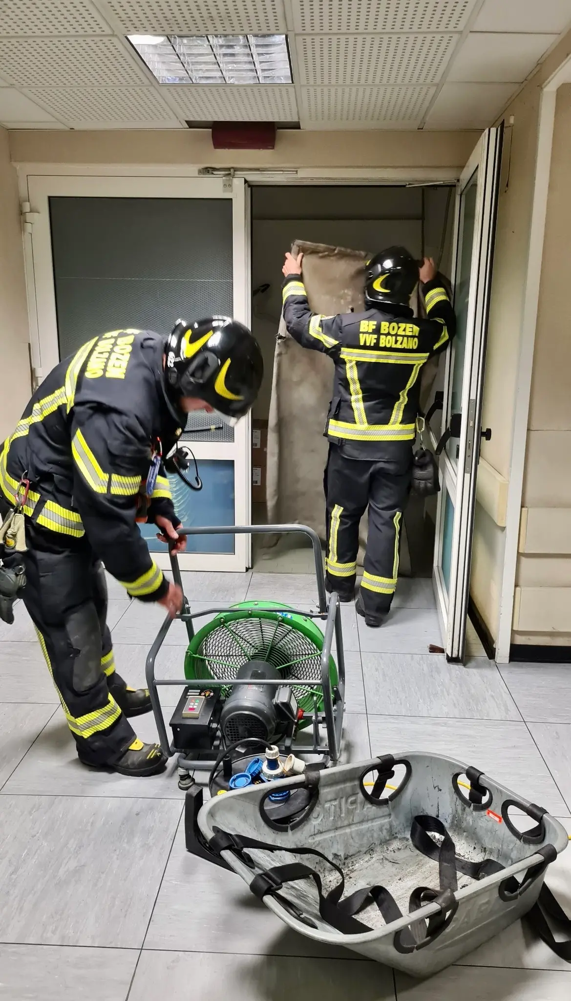 Corto circuito al quadro di emergenza, incendio all’ospedale di Bolzano: nessun ferito