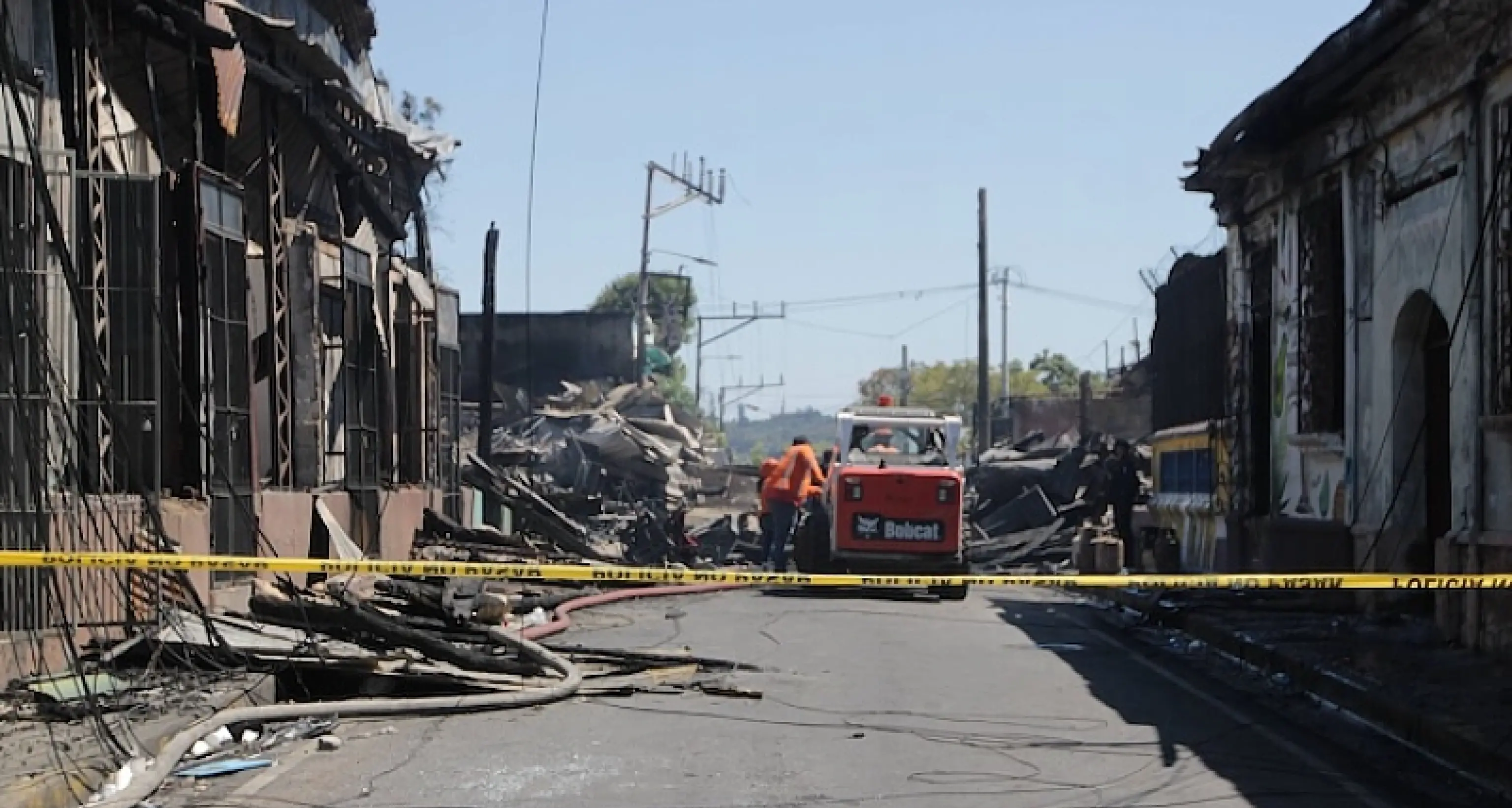San Salvador, un incendio devasta il centro storico: 5 morti