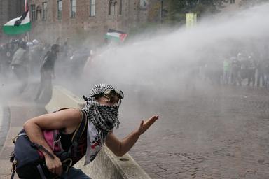 Corteo studenti Torino, lancio di sassi contro gli agenti