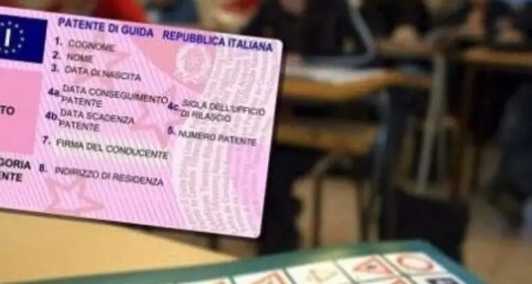 All'esame di guida con l’auricolare per i suggerimenti, denunciati in quattro