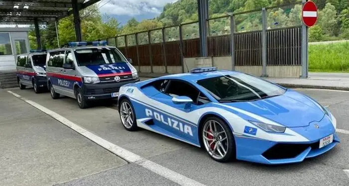 La polizia austriaca in furgone incontra la Lamborghini dei colleghi italiani: «Sognare è consentito»