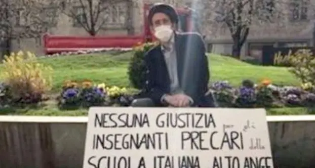 Il prof di filosofia tutti i giorni in piazza a Bolzano: «Per i colleghi precari»