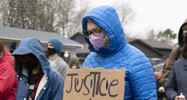 Minneapolis:dimostranti davanti a casa agente che ha sparato
