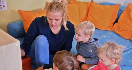 Prima infanzia, in Alto Adige tanti servizi ma mancano educatori. La Provincia punta a aumentare i salari