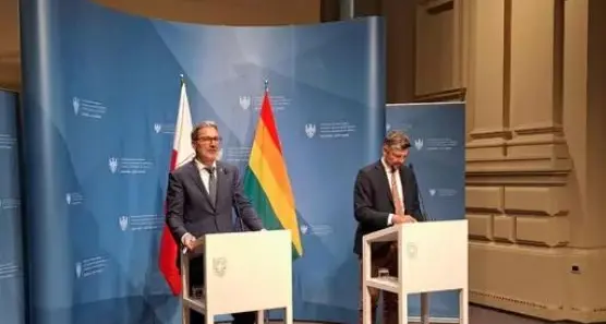 Galateo fa togliere la bandiera arcobaleno dalla sala stampa, mentre Kompatscher è a Roma. Poi ricompare