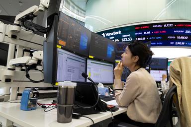 Borsa: l'Asia chiude in positiva, si guarda a Cina-Usa
