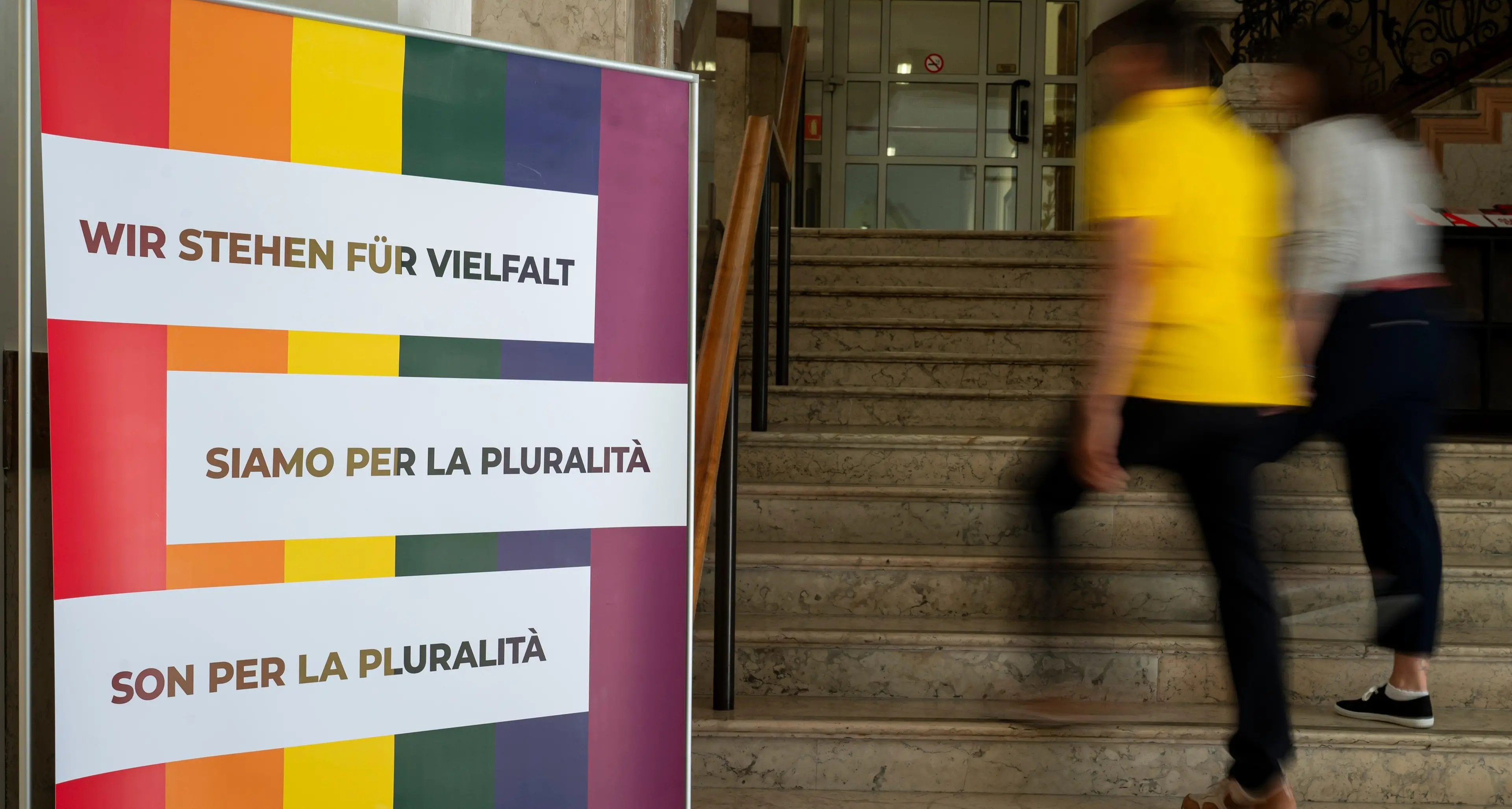 Bandiera arcobaleno nelle sedi provinciali, il M5S: «Difende diritti e inclusione»