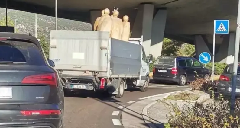 Anche i 'fedeli' del mercatino di Bolzano in coda sull'Arginale