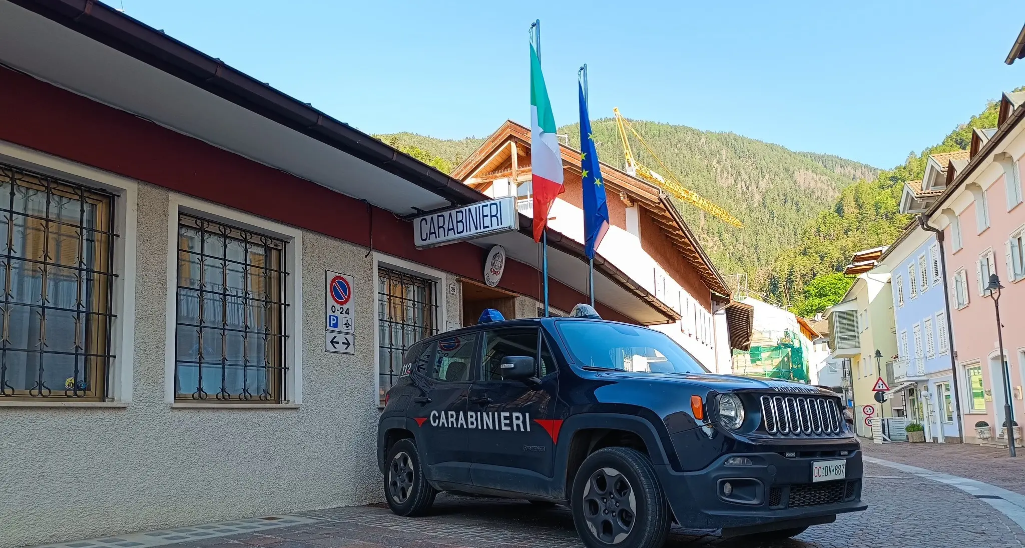 Rio Pusteria, marito violento arrestato sotto casa della moglie che lo aveva denunciato