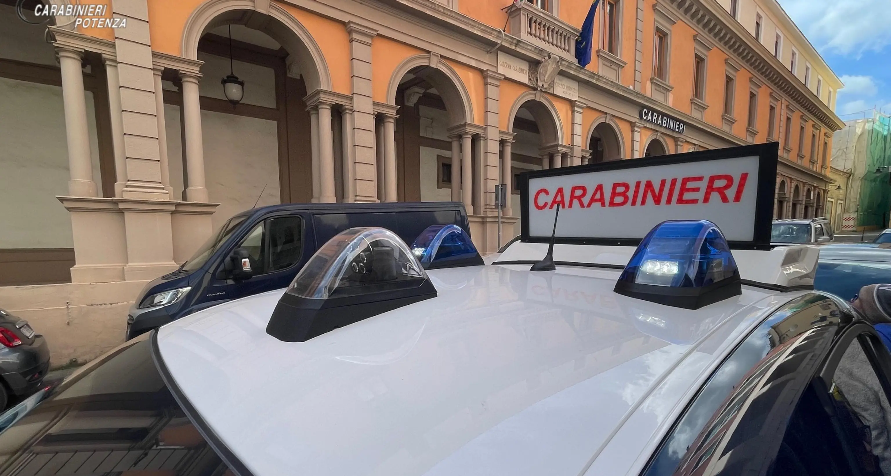 Braccianti ridotti in 'schiavitù moderna': 12 persone arrestate dai Carabinieri