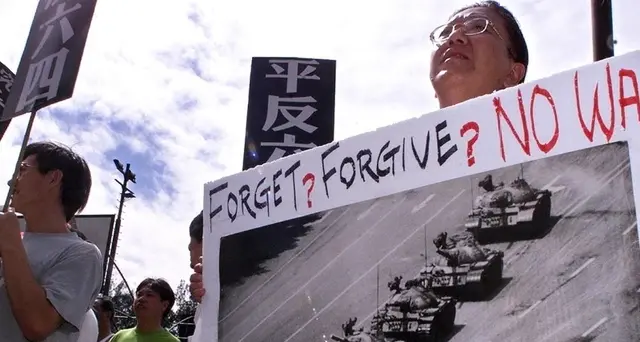 Tienanmen: tensione a Hong Kong, blindati e cannone ad acqua