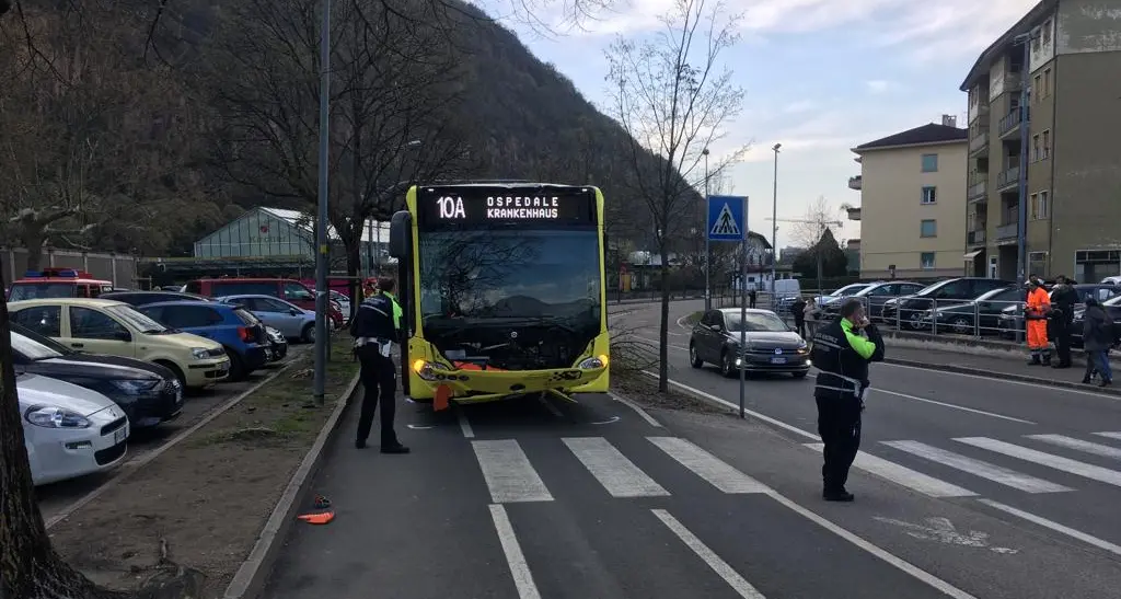 Bolzano, autobus finisce sulla ciclabile a Maso della Pieve