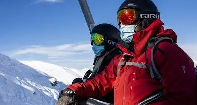 Sicurezza sulle piste da sci, in Alto Adige verso il casco obbligatorio fino a 18 anni