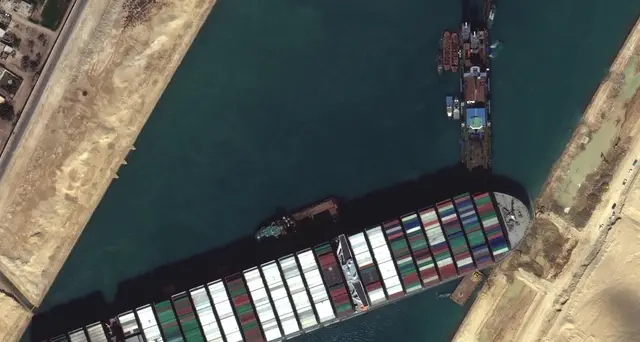Egitto: cargo si incaglia nel canale di Suez