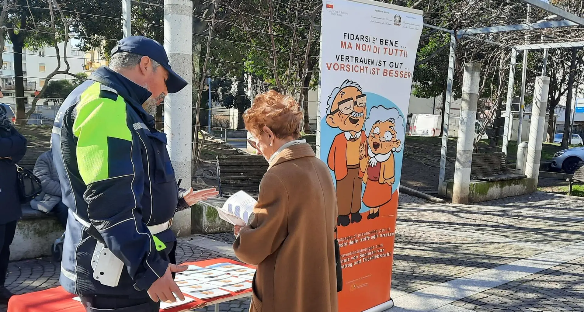 Riparte nei mercati a Bolzano la campagna contro le truffe agli anziani: con un numero di telefono dedicato