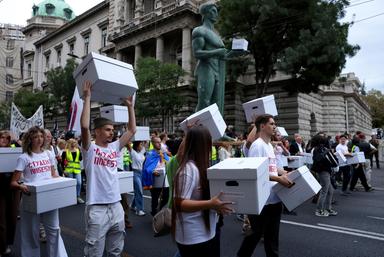 Ultimi sondaggi in Serbia delineano esito incerto fra studenti e Vucic