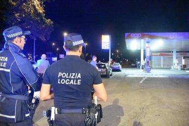 Aggredisce donna e investe due persone a Reggio Emilia, arrestato