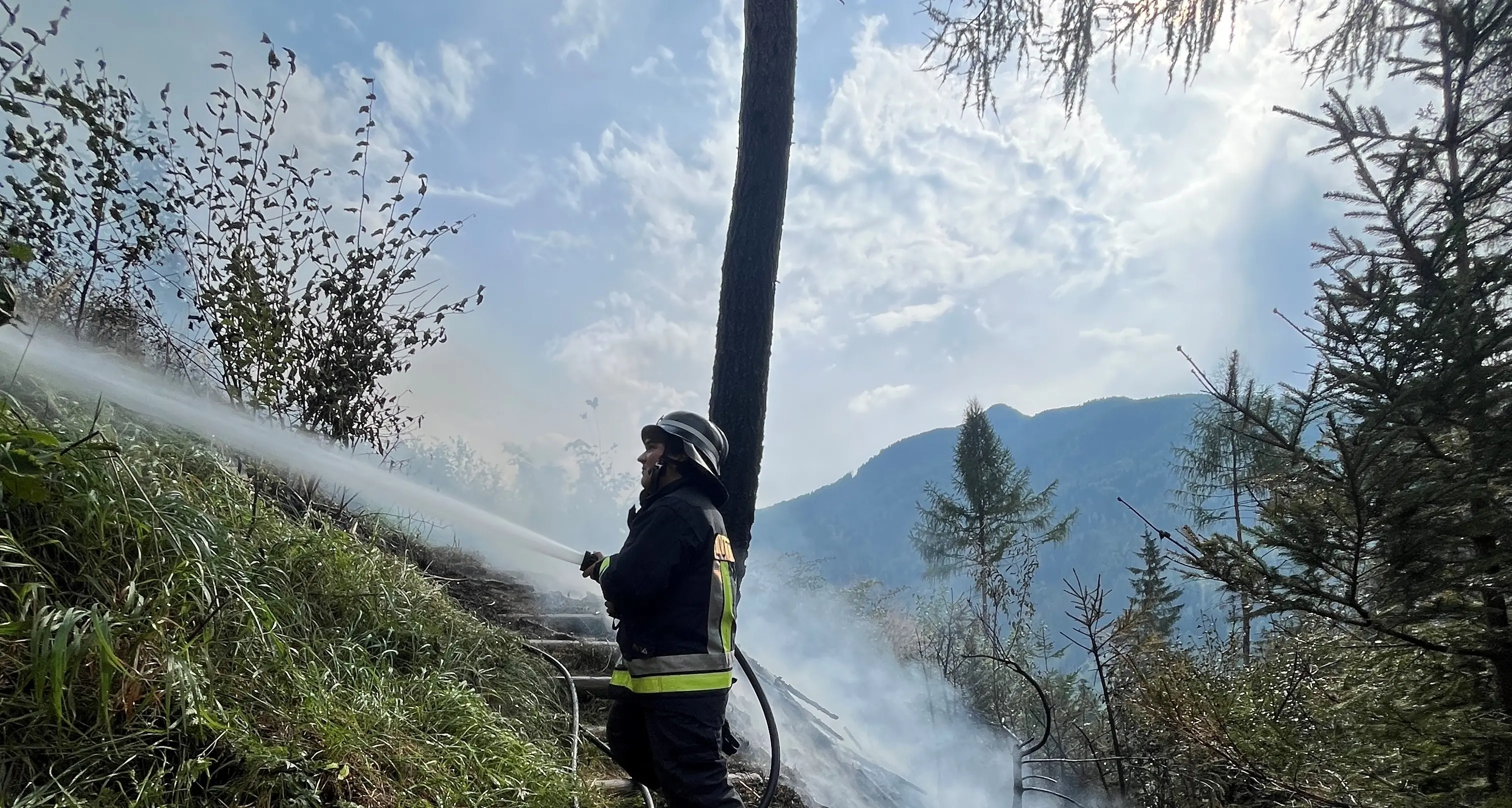 Incendio boschivo a Lutago domato dai vigili del fuoco