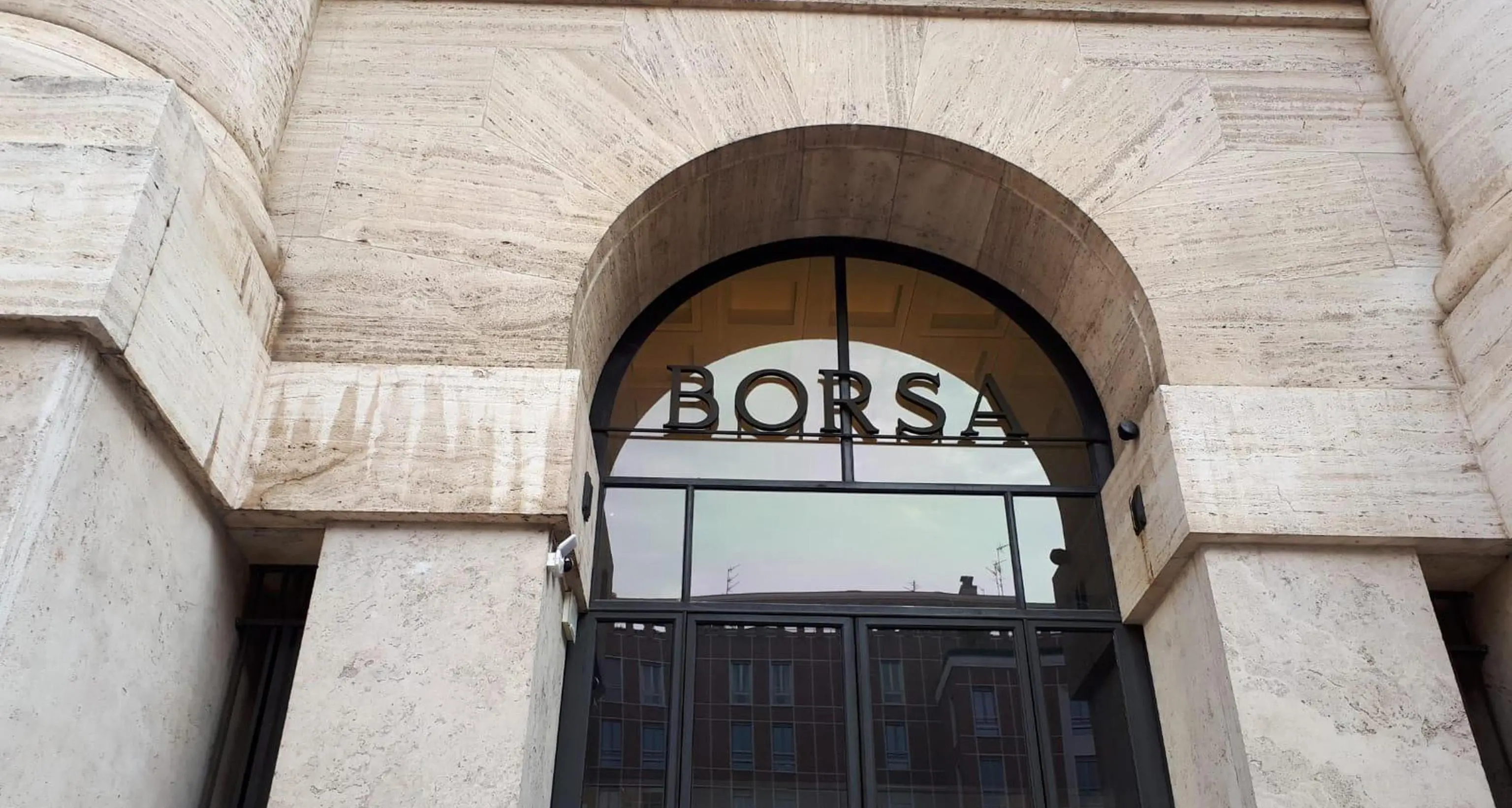 ++ Borsa: Milano chiude in rialzo, sopra i 42mila punti ++