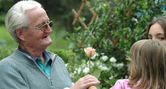 Il vescovo Muser: «Per uscire dalla pandemia, i giovani chiedano aiuto ai nonni»