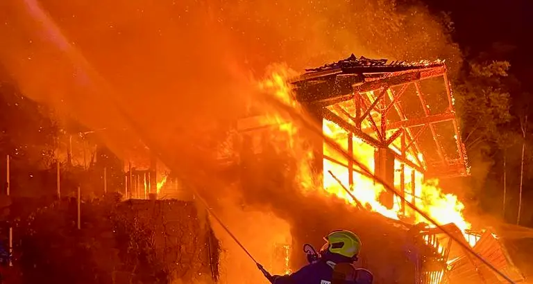 Incendio notturno in Val d'Ega, distrutto un fienile e ferito un Vigile del fuoco