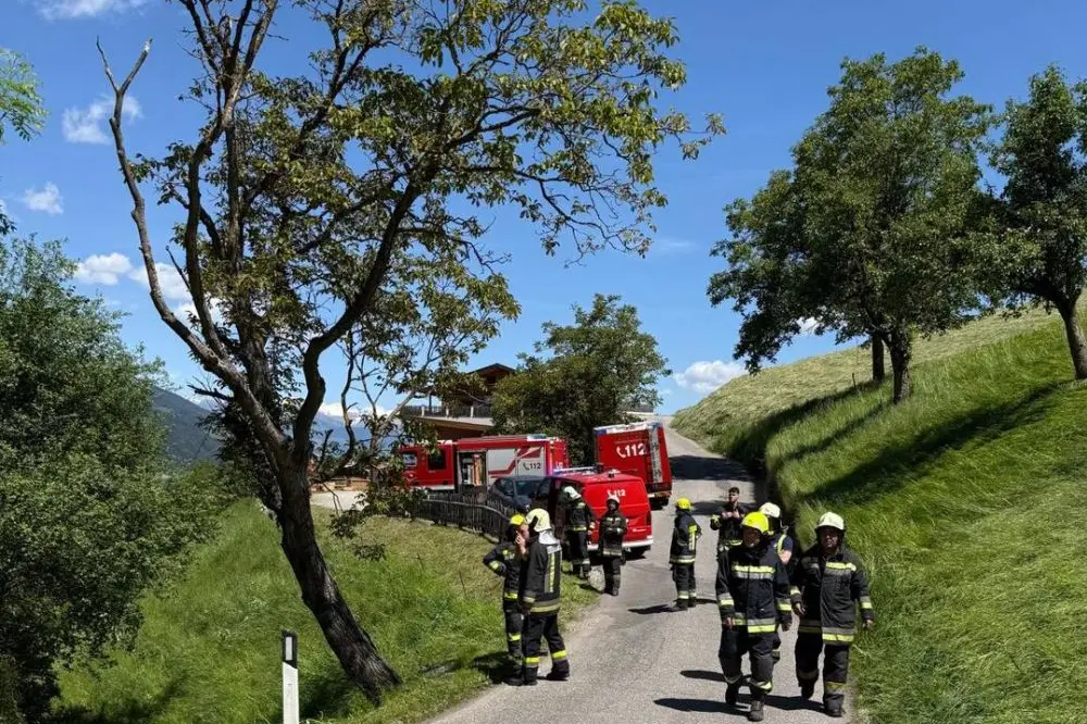 L'auto vola per 30 metri nel bosco, due anziani miracolati a Gudon