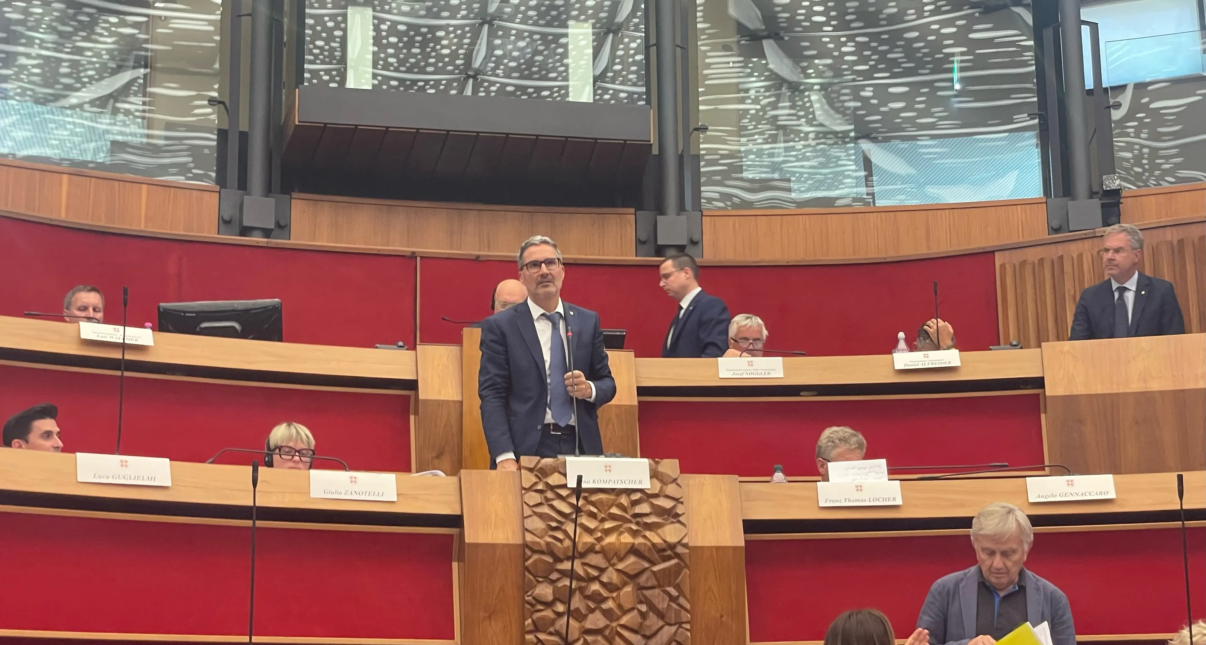 Indennità più alte per i consiglieri, Kompatscher: «Sospendiamo ogni aumento»