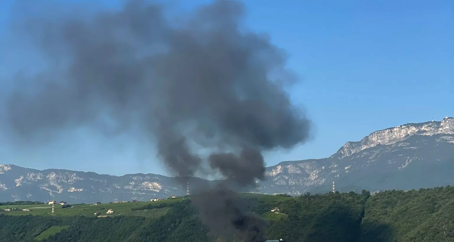 Fumo nero sul termovalorizzatore di Bolzano, incendio domato dai vigili del fuoco