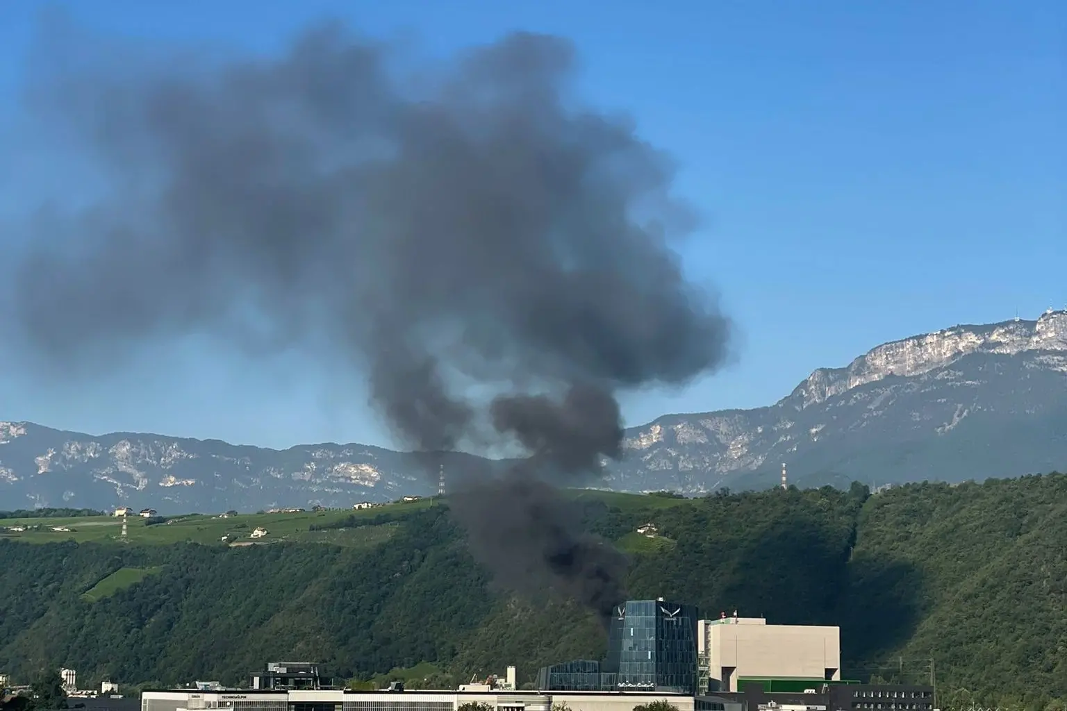 Fumo nero sul termovalorizzatore di Bolzano, incendio domato dai vigili del fuoco